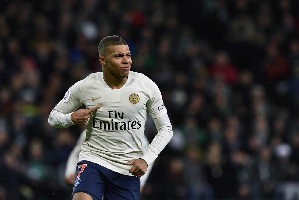 圣诞快乐！拜仁官方发布诺伊尔、基米希、于帕梅卡诺圣诞海报